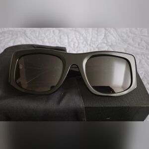 Stylish Black  Quay Sunglasses